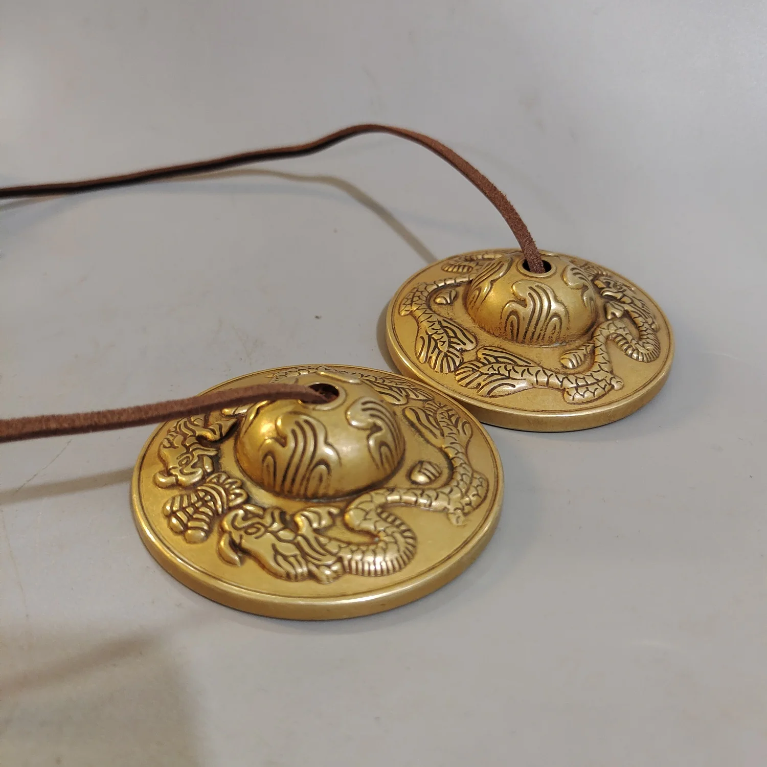 

Random transmission pair of China Pure brass bronze bell Figurine Collectibles Statue Handbell metal crafts aeolian bells