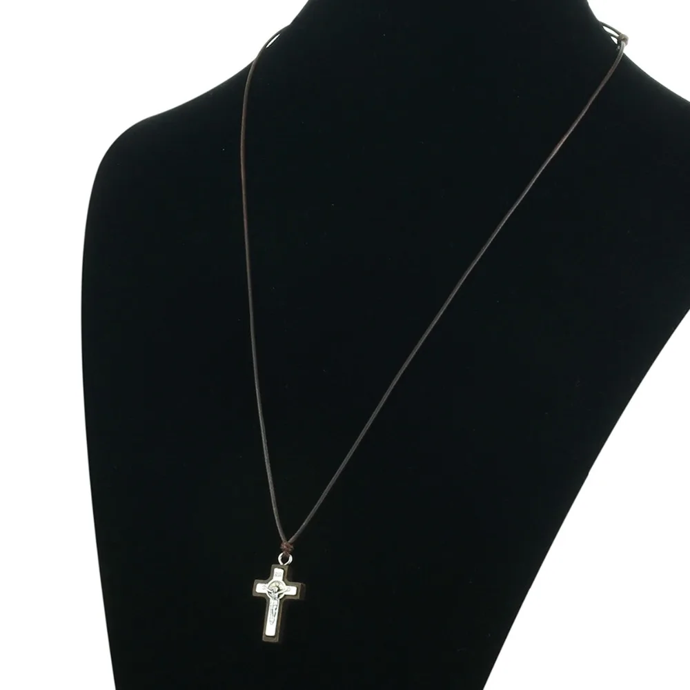 Kleine katholische lateinische Kreuz Anhänger Halskette verstellbare Leder Seil Ketten Kreuz Kruzifix Halskette für Männer Holz INRI Schmuck – Detail 4