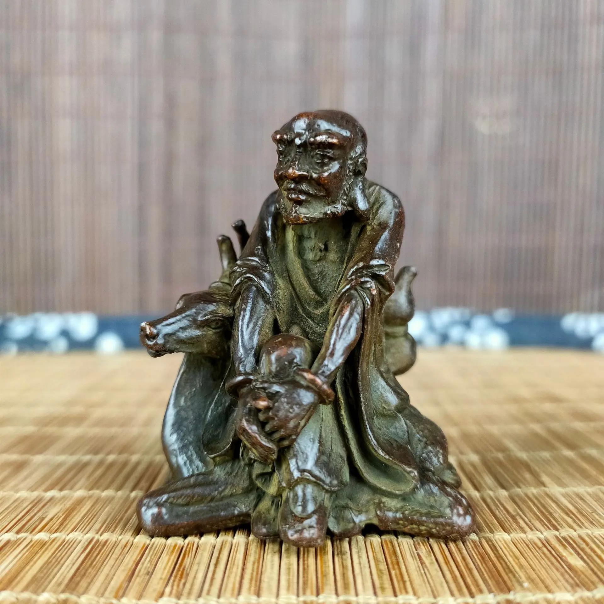 

Be an old bronze sitting on a deer, Luohan, a solid retro Bintoulu Venerable Bintoulu Polo Luohan.