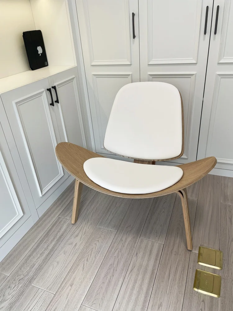Hans Wegner Style Chair Simple and Modern Leather Shell Chair with White Padded Seat Ergonomic Three-Legged Shell Lounge