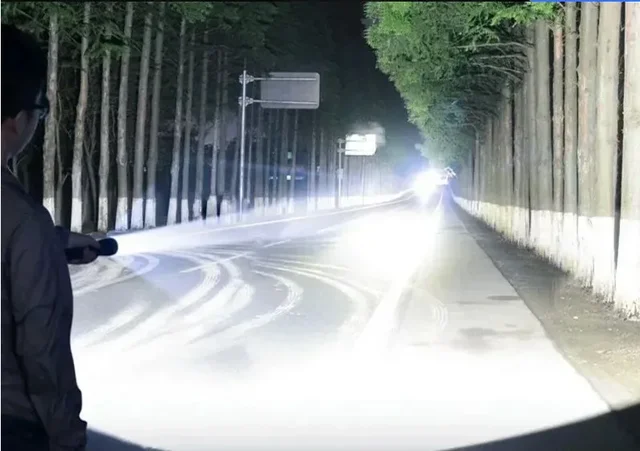 Torcia Tattica Ricaricabile 200.000 Lumen - LED Super Potente, Impermeabile IPX45, 5 Modalità, USB-C, Per Emergenze E Avventure - Foto 14