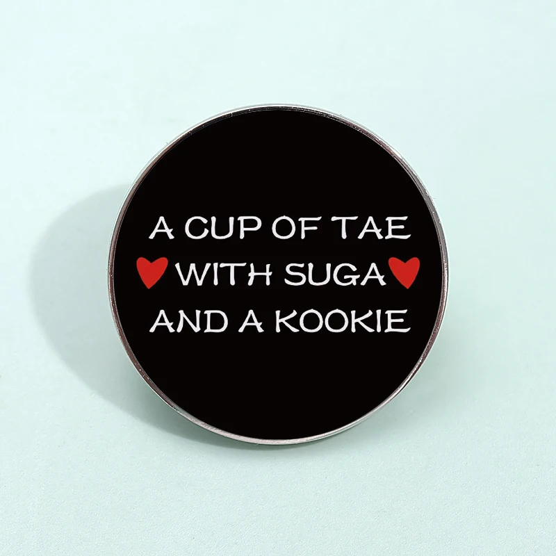 Pin de impresión UV de taza de té con Suga y un Kookie, broches de corazón divertidos, insignia de solapa, broche de cuello de ropa, regalo de joyería, 30mm