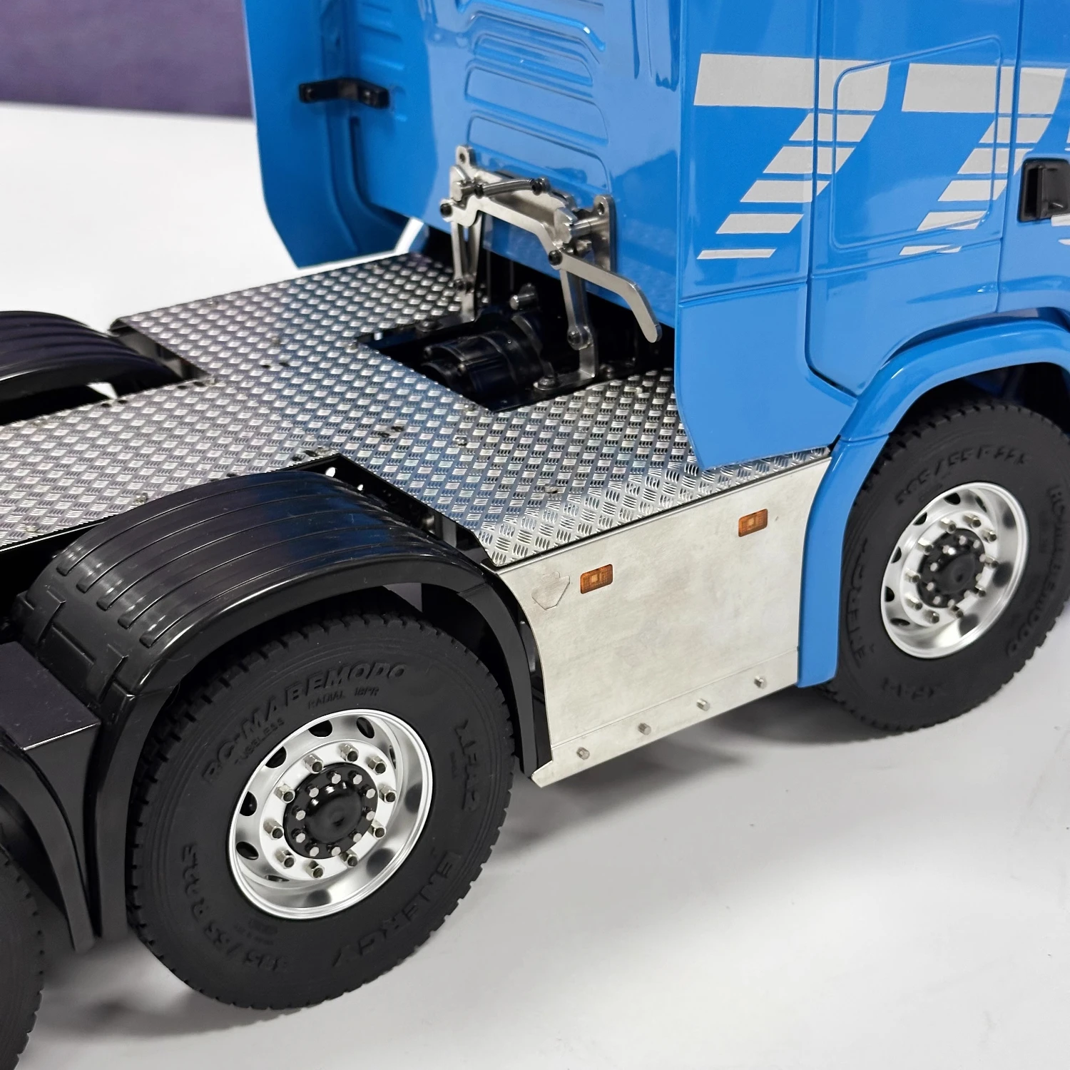 Tracteur RC 8x8 1/14 avec éclairage et son, camion télécommandé