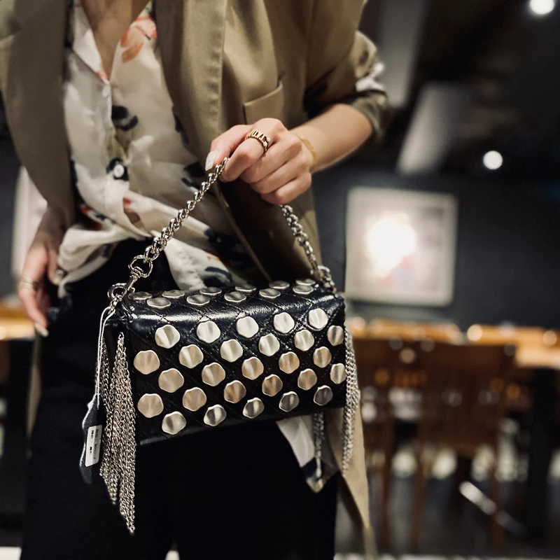 Fashion And Luxurious New Top Layer Cowhide Silver Glossy Horizontal Square Rivet Tassel Metal Chain Decoration Crossbody Women
