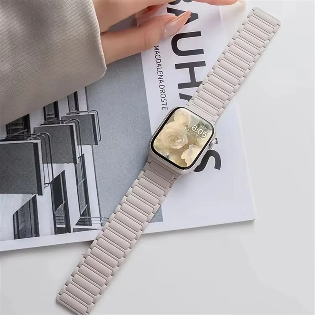 Magnetic Silicone Strap for Smartwatches - Stylish and Durable Design