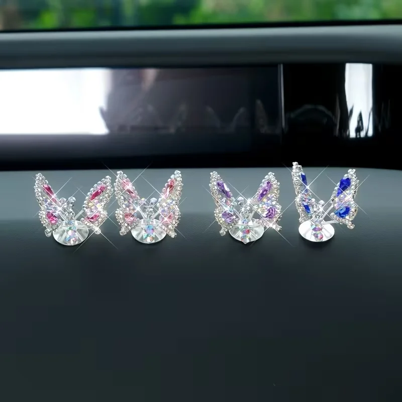 Questa è una delicata decorazione per auto a forma di farfalla. Le sue ali metalliche emettono una luce brillante, rendendolo un'arredamento d'interni unico. - Image 5