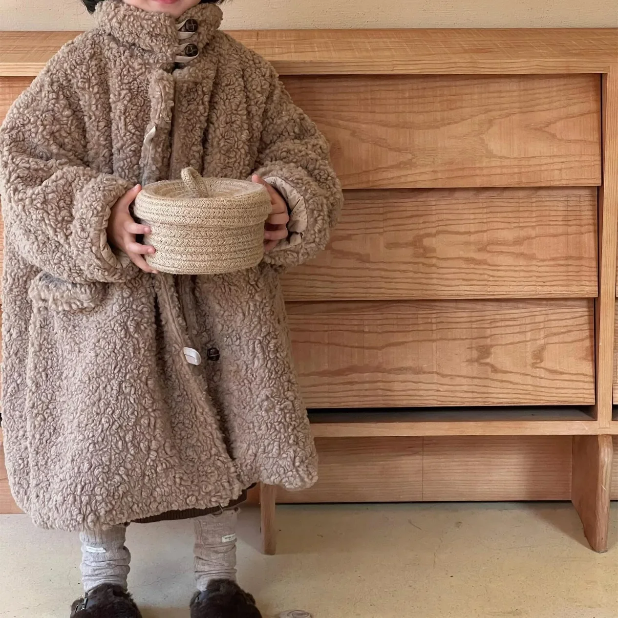

Детская одежда, пальто в Корейском стиле для девочек, новинка зимы 2023, модное пальто для мальчиков и девочек, хлопковое утепленное длинное теплое меховое пальто с застежкой