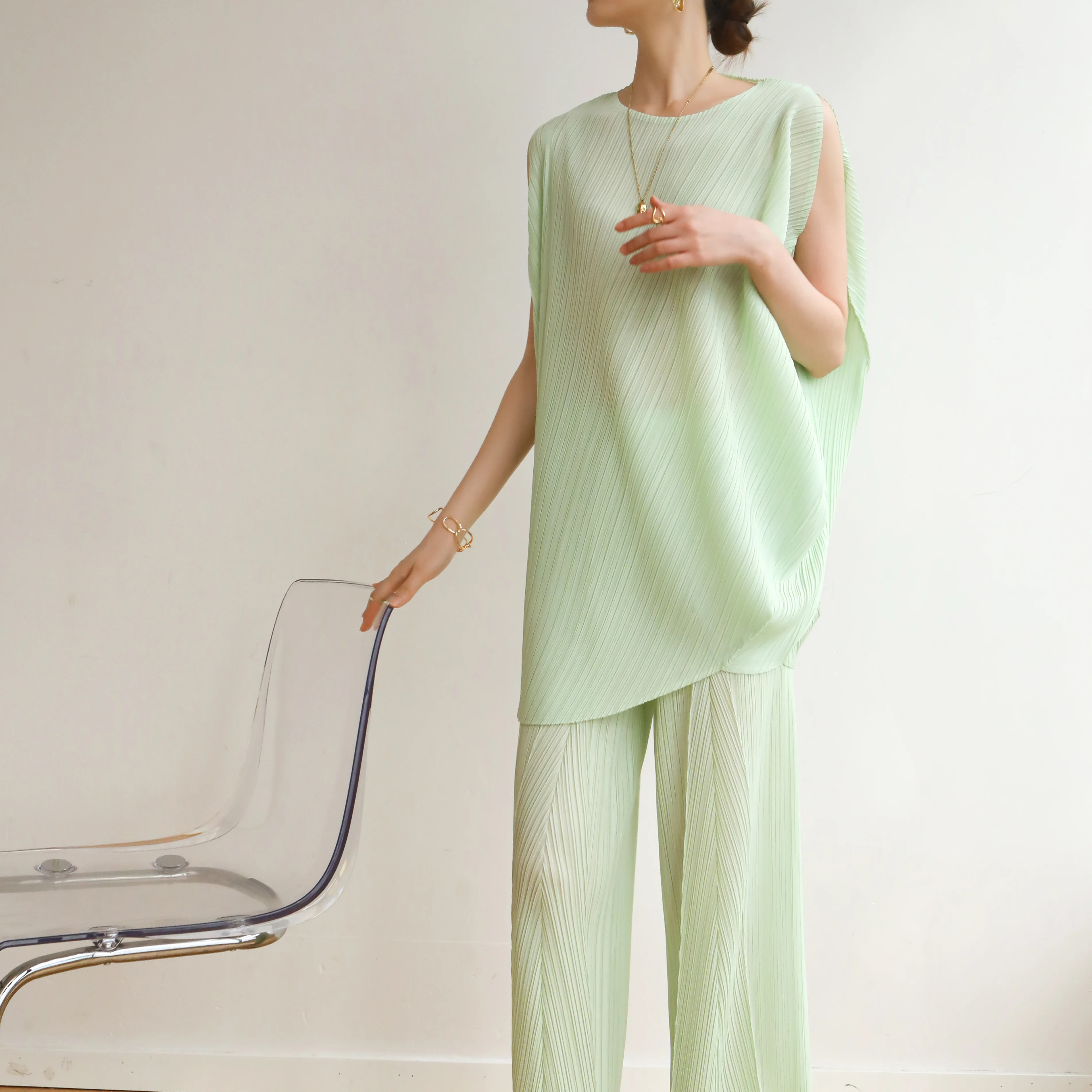 

2024 летняя Высококачественная дизайнерская модная необычная Повседневная футболка со складками