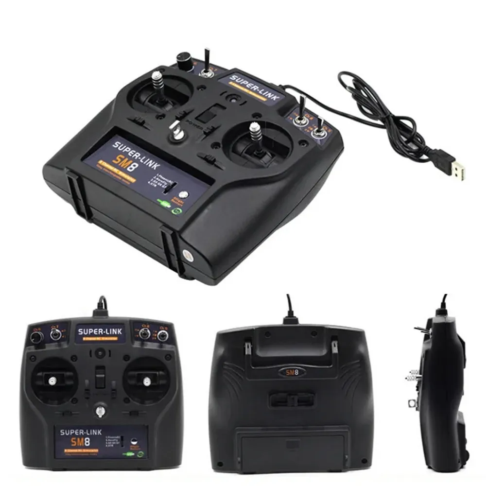 Simulateur RC Superlink SM8 8CH tenu en main, montrant sa prise en main ergonomique