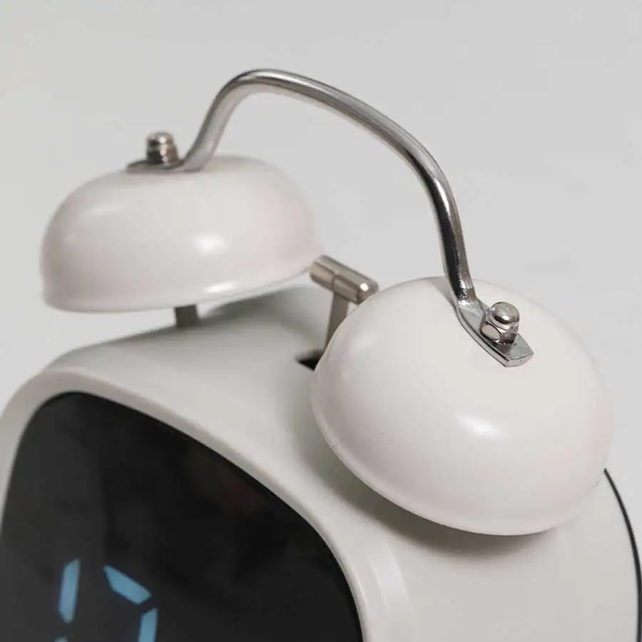 다기능 알람 시계 강력한 벨 소리가 나는 금속 알람 시계 LED 스크린 플러그인 어린이용 시계 (심부 수면자용) 홈 데코