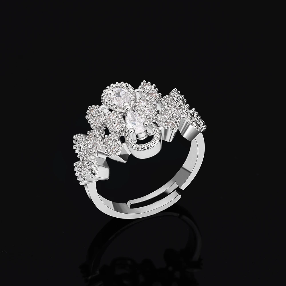 طقم مجوهرات فاخر بتصميم متدلٍ لامع