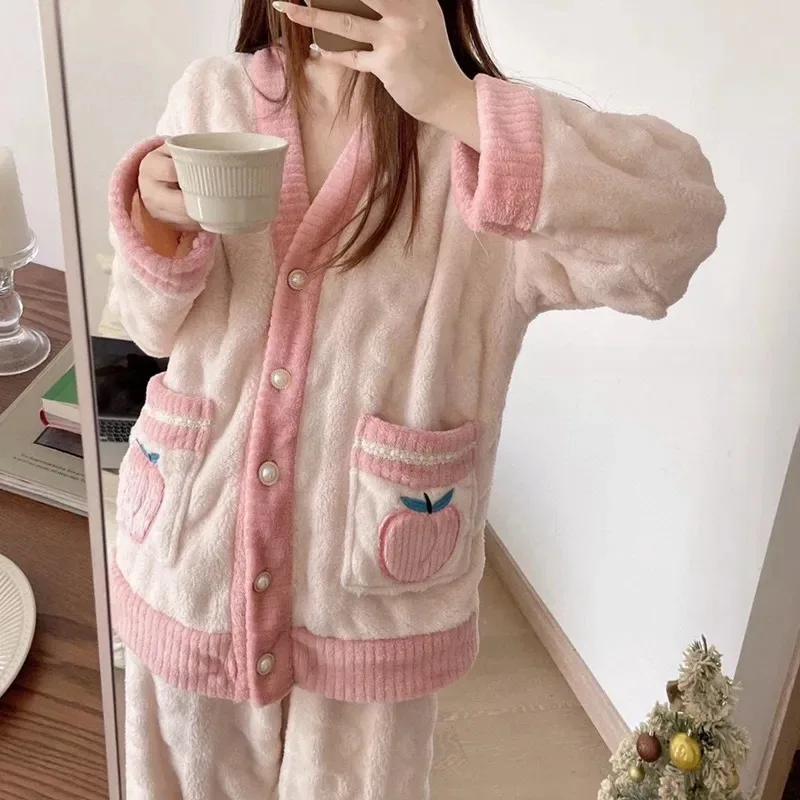 Conjunto de pijama con estampado de fresas para mujer, ropa de dormir de terciopelo polar, traje de Casa esponjoso, ropa de noche cálida coreana, invierno, 2 piezas