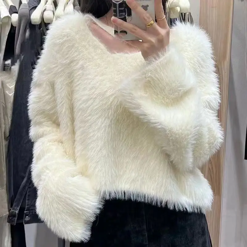 thumbnail image 1 of Suéter corto coreano para mujer, suéter holgado de otoño e invierno, suéter blanco esponjoso de estilo perezoso con clavícula, 1 of 5