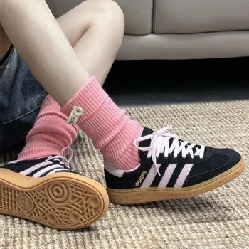 adidas Originals HANDBALL SPEZIAL sneakers basse in suede versatili, casual e comode per donna, rosa e nero IE5897