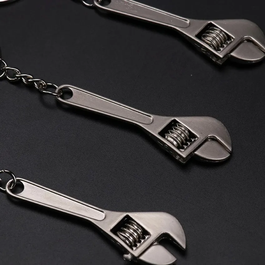 

Мини-ключ, брелок, портативный автомобильный металлический Регулируемый универсальный гаечный ключ, металлический ключ, оригинальный мужской специальный подарок