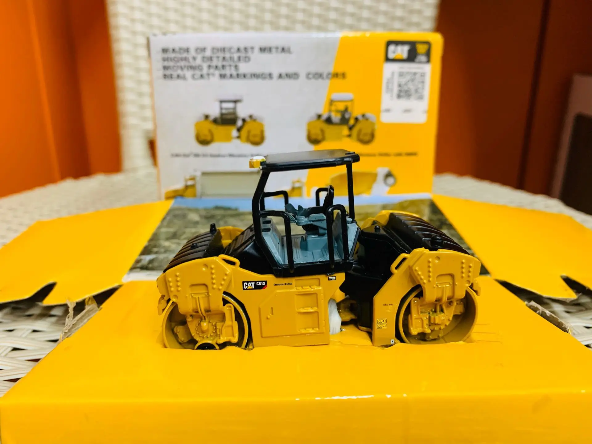 Cat Tandem Vibratory Roller With ROPS 1/64 Scale Die-Cast Model New in Box 85630