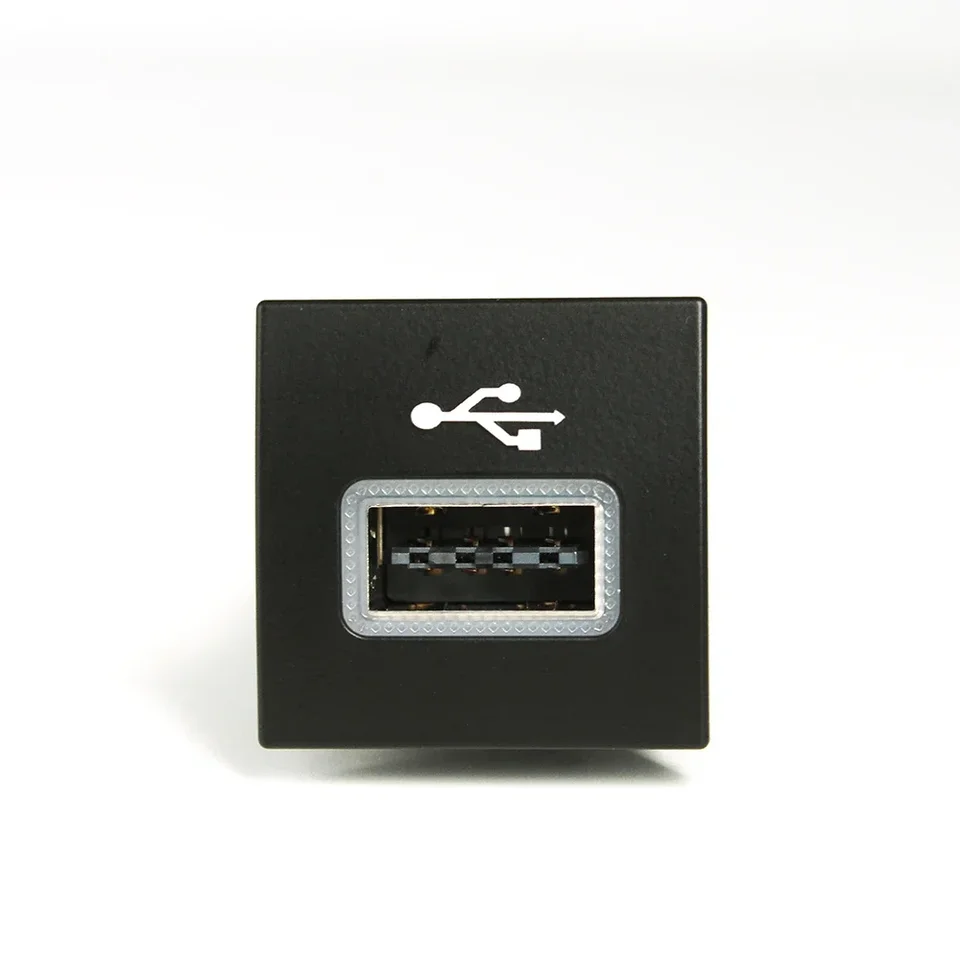 Adattatore USB Per VW Golf GTI MK5 - Cavo Audio Presa Originale 5KD035726A