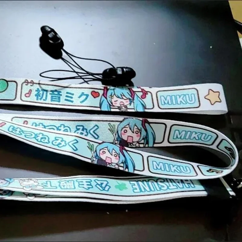 Anime aranyos Elárusítónő Szív ins stílusú hatsune miku Mozgékony telefont Kardbojt Akasztás nyakú kötelet Rövid távú Kézcsukló Szorító U disc kulcs anti-lost Szorító