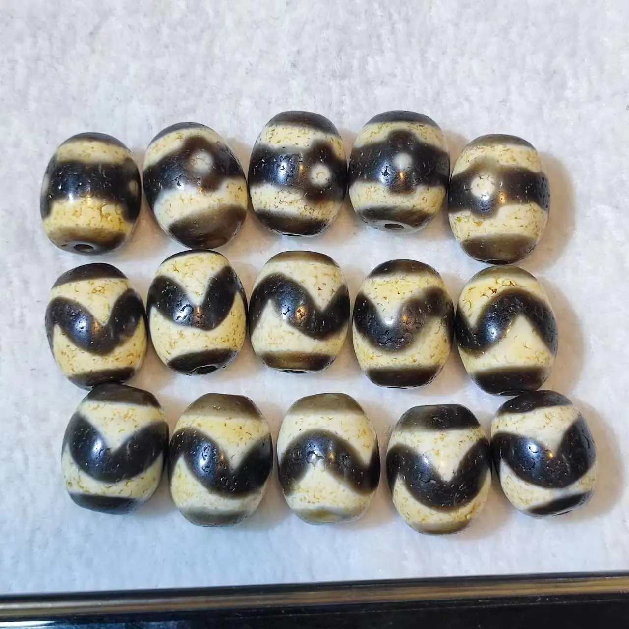 

5pcs/lot natural/tiger tooth altar city three-eye pattern/old agate dzi Yellow teeth Heavily weathered horseshoe lines DIY taki