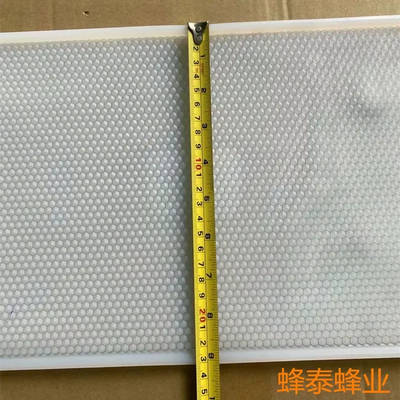 2PCS Rubber Beeswax Press Sheet Mould Foundation Beekeeping Equipment Color Random Bee Hive Basis Press Sheet Mould Tools