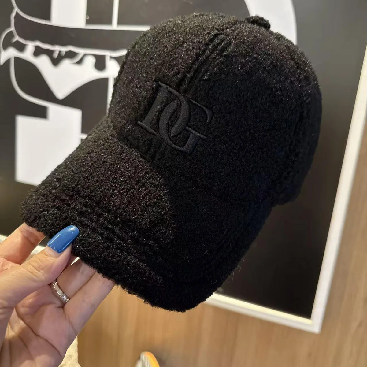 Men's Hat for Autumn and Winter 2025, New Lamb Wool Baseball Cap for Women, Fleece-Lined, Thickened, Warm, Face-Slimming Duckbill Cap for Students