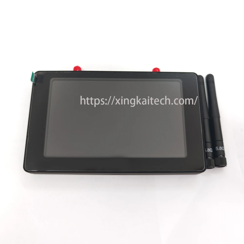 Moniteur FPV 5 pouces avec récepteur diversité et DVR pour drone RC affichant un paysage aérien