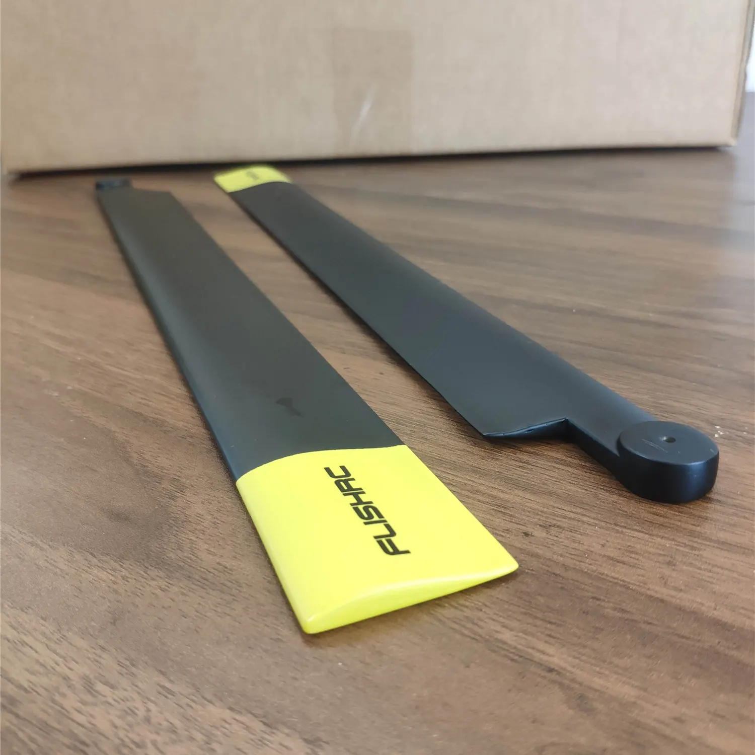 Gros plan sur une pale de rechange 430mm montrant la fibre de carbone et le nylon
