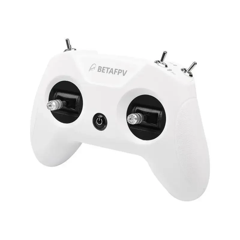 Radio ELRS LiteRadio 2 SE BETAFPV tenue en main, montrant sa taille idéale pour le pilotage FPV.