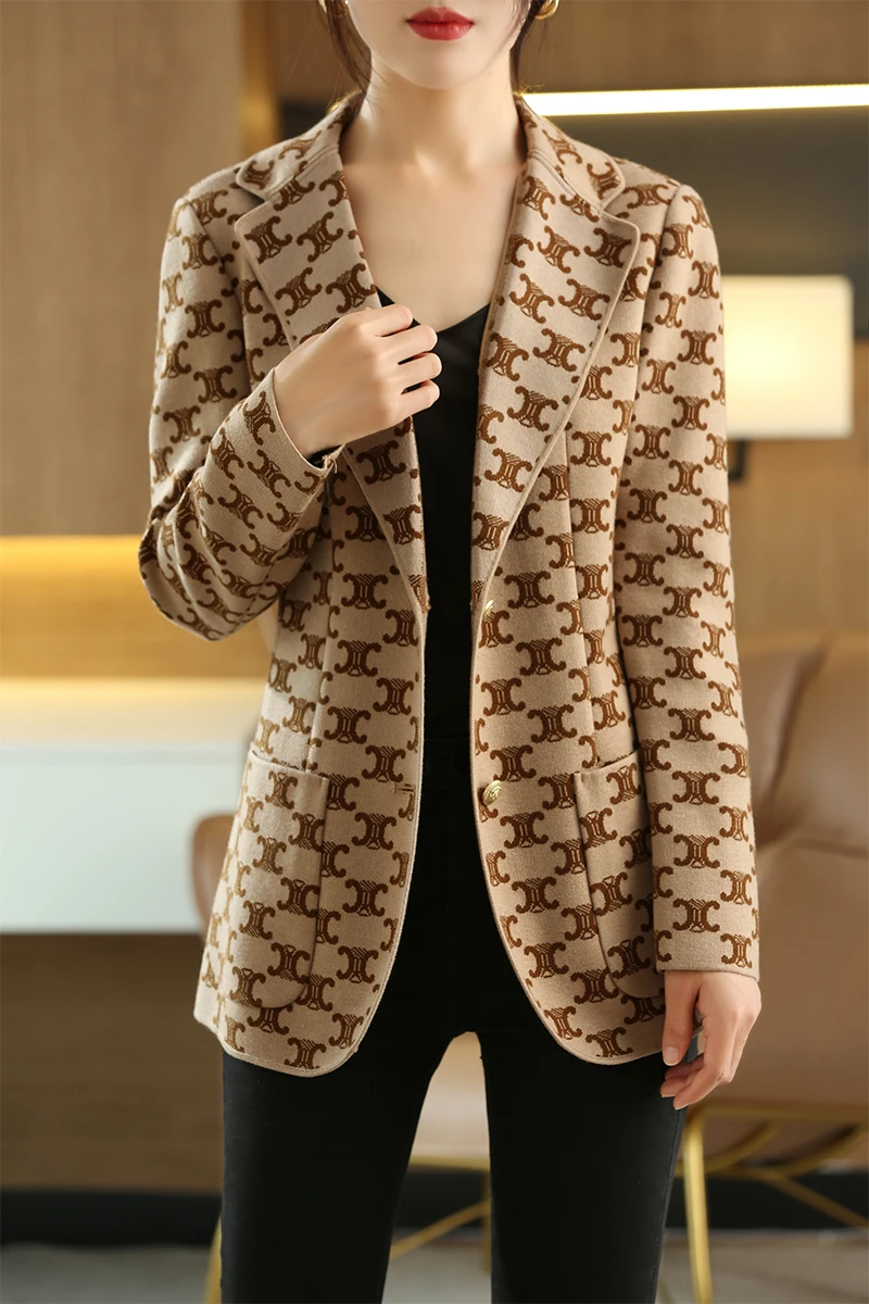 Рисунок 6 - Женский шерстяной вязаный кардиган