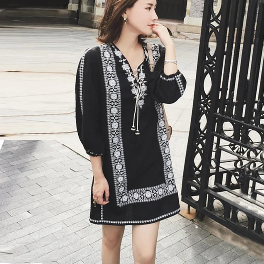 Böhmen Ethnische Blumen Stickerei Kurze Kleider Frauen Robe Vintage Schwarz Baumwolle Rayon Mini Sommer Kleid Strand Boho Vestidos