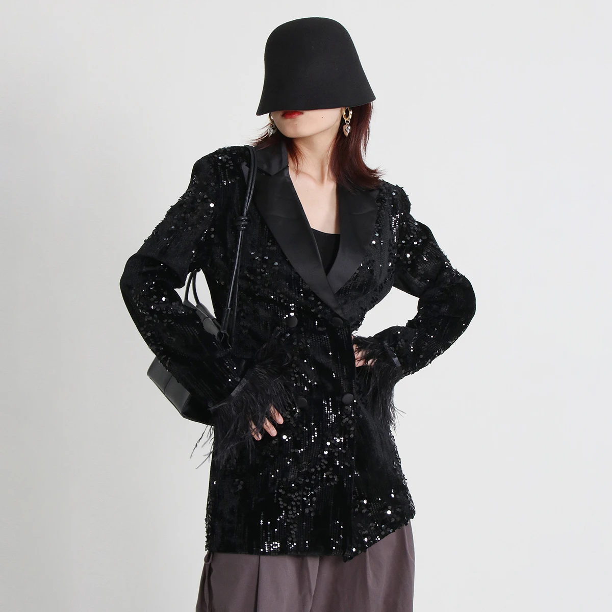 

Женский костюм с V-образным вырезом, длинным рукавом и блестками