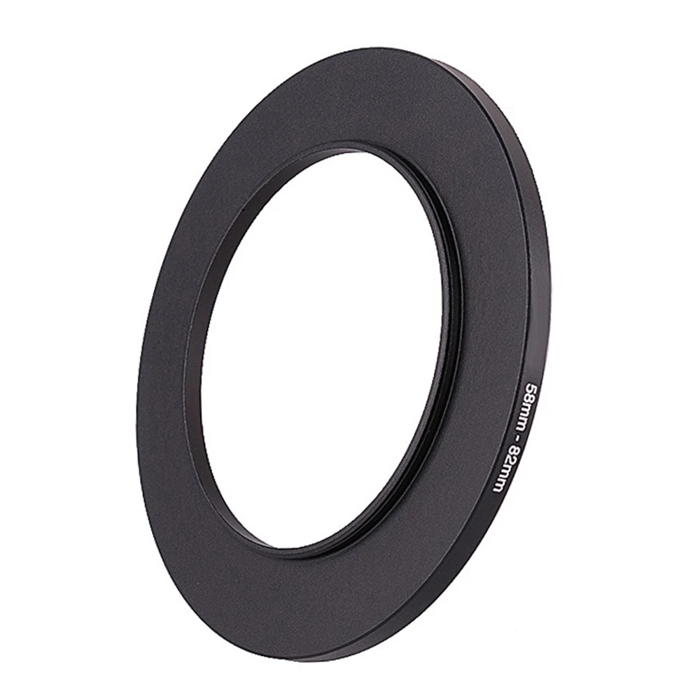 Filtre objectif 58mm bleu profond posé sur une surface réfléchissante, montrant la texture