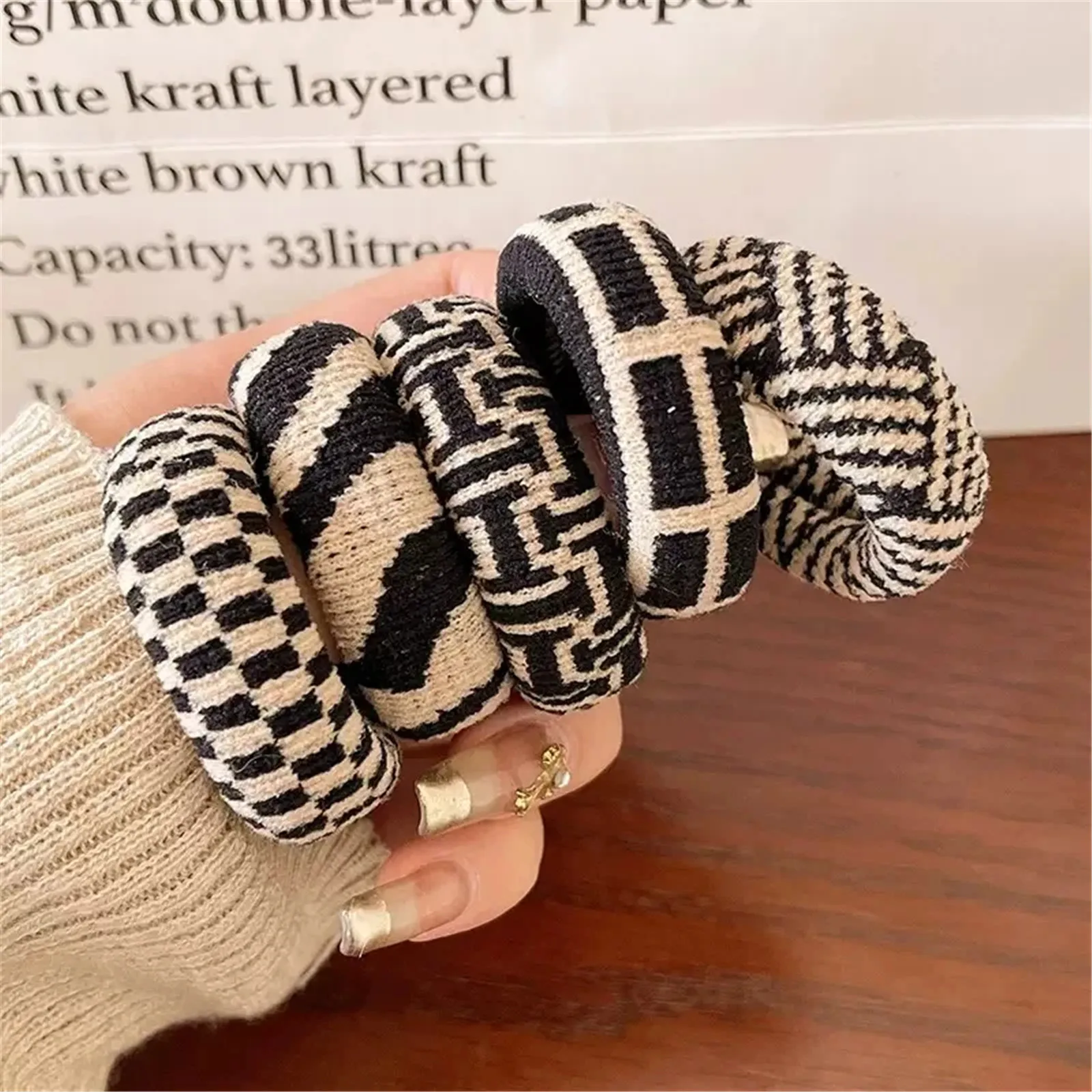 5 Stück koreanische hochelastische nahtlose Haargummis, schwarz-weiß karierter, spurloser Haarring, einfache und langlebige dicke Haarbänder – Detail 6