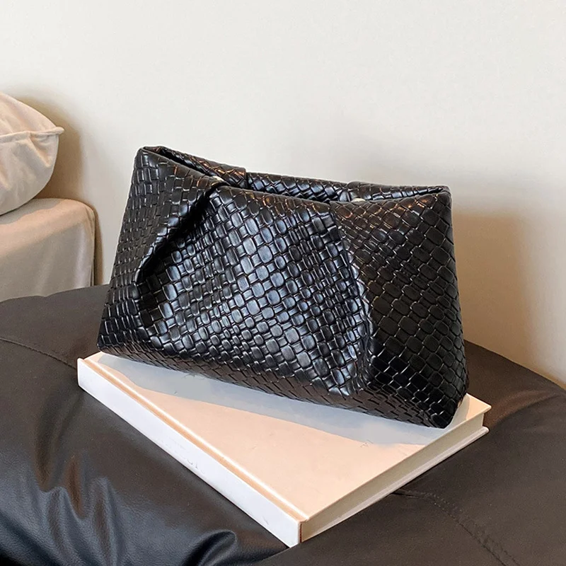 High End Retro Fashion Embossed Woven Handbag, Lightweight and Large Capacity, Suitable for Dates, Weddings, and Banquets