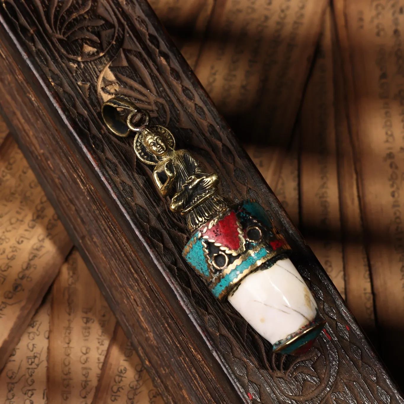 

3"Tibetan Temple Collection Old Bronze Mosaic tridacna Turquoise Sakyamuni Buddha necklace Amulet Dharma Town House Exorcism