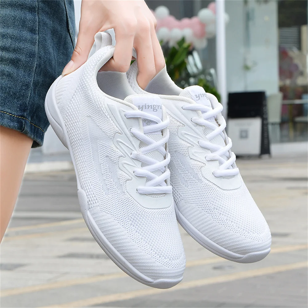 Рисунок 3 - Женские белые кроссовки для тренировок