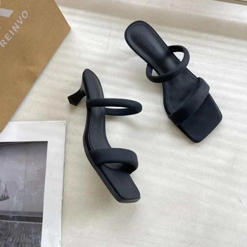 סנדלי עקב גבוהים עם פתח פתוח לנשים, קיץ 2023, ראש ריבועי עבה, עקב בינוני