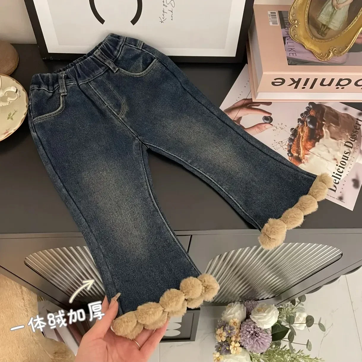 소녀를위한 아동 스웨터 2023 가을, 겨울 새로운 서양 한국어 버전 두꺼운 니트 겨울 스웨터 청바지 세트