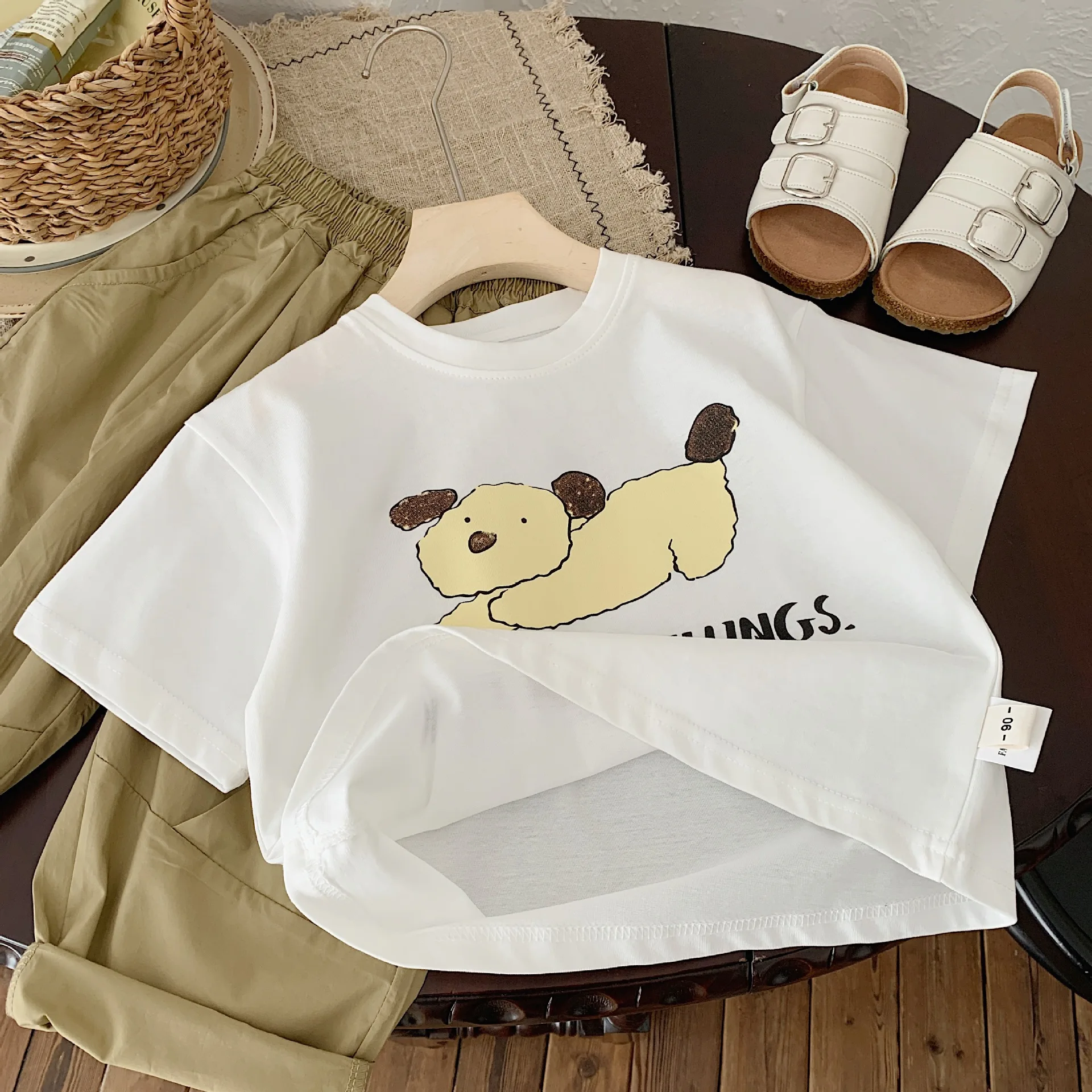 

Летняя Корейская стандартная детская футболка для мальчиков с мультяшными собаками и буквенным принтом, универсальные детские футболки с коротким рукавом для мальчиков, детские топы для мальчиков