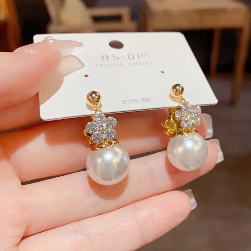 

Роскошный дизайн, двусторонняя Цветочная жемчужная застежка для ушей, модная Высококачественная простая искусственная кожа, оптовая продажа