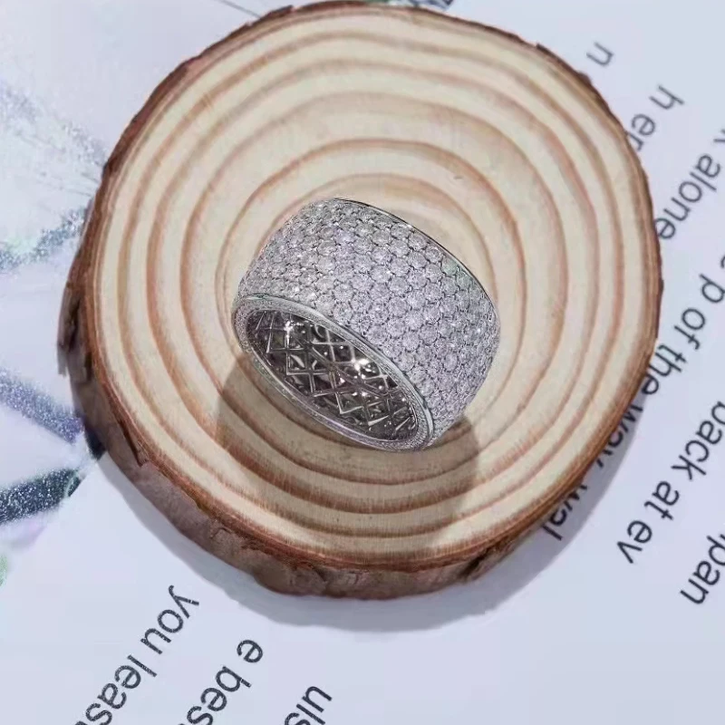 Рисунок 2 - Роскошное мужское кольцо с муассанитом