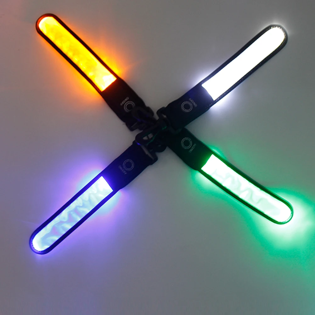 4Pcs LED 깜박이는 빛 반사 펜던트 3 가지 모드 빛나는 반사 라이트 스트립 야간 달리기를위한 안전 반사판 펜던트