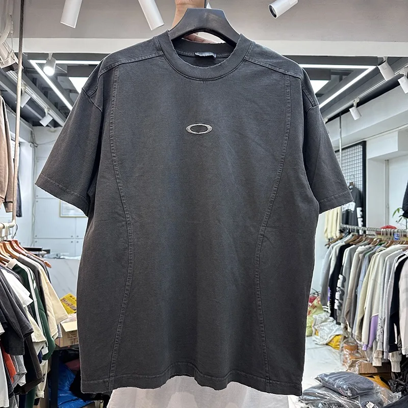 

Simple embroidered circle shirt