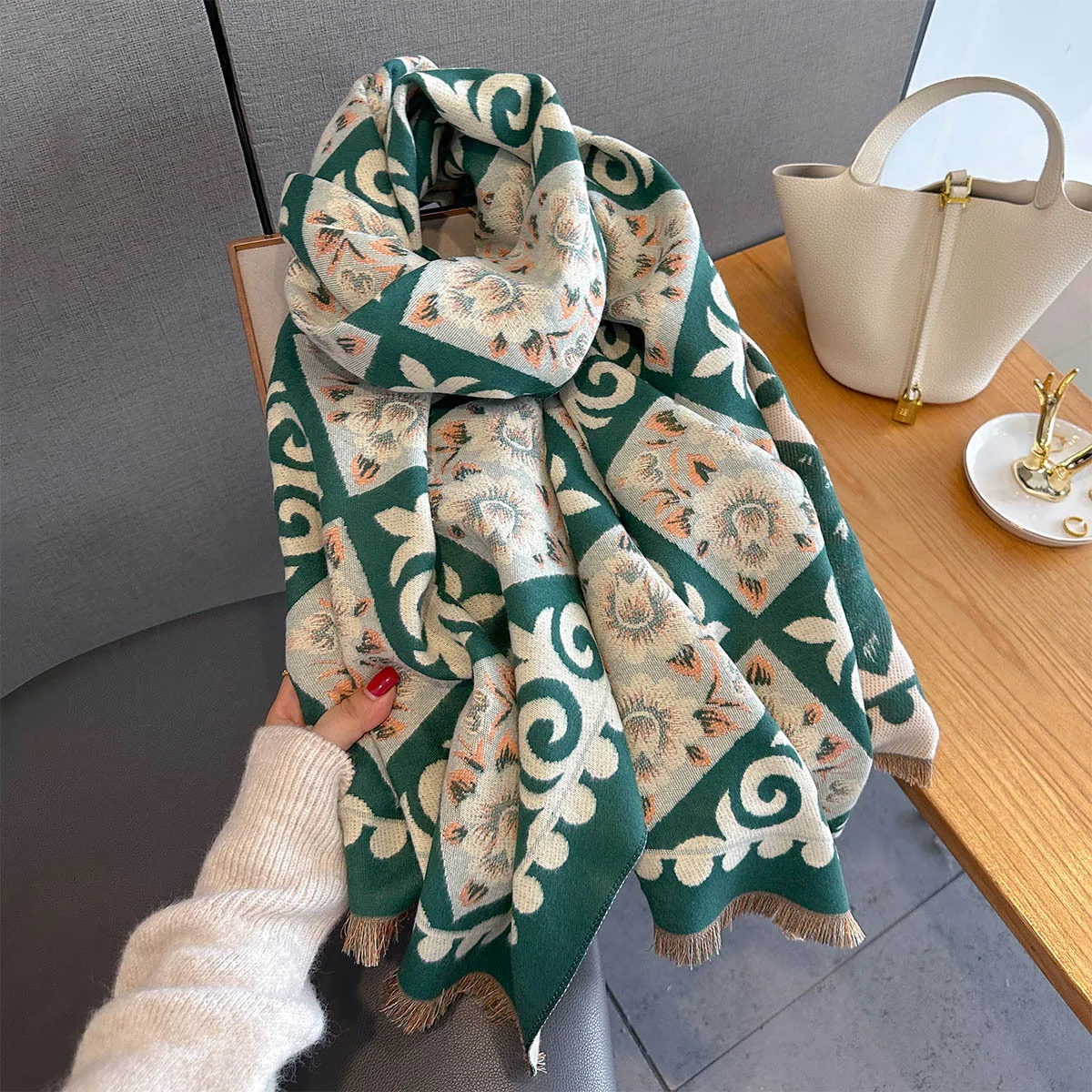 Nuova sciarpa stampata multifunzionale autunno inverno Versatile ed elegante protezione del collo Sciarpe calde antivento Scialle per le donne di lusso 3