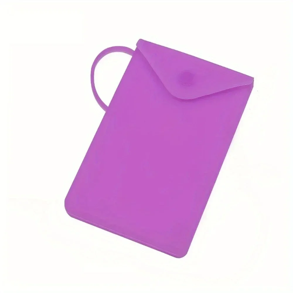 Étui contenant un masque covid, prêt à être glissé dans un sac.