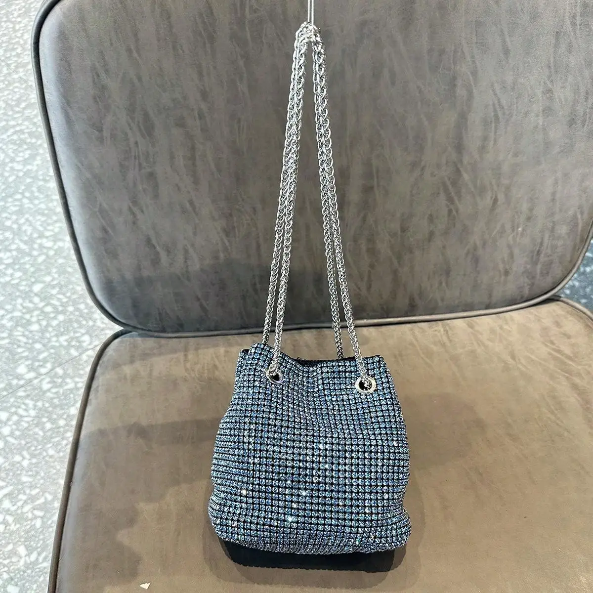 thumbnail image 1 of Nuevo bolso de cena de lujo con diamantes de imitación, bolso tipo cubo con agua con gas, bolso de hombro de mano moderno y versátil, 1 of 4