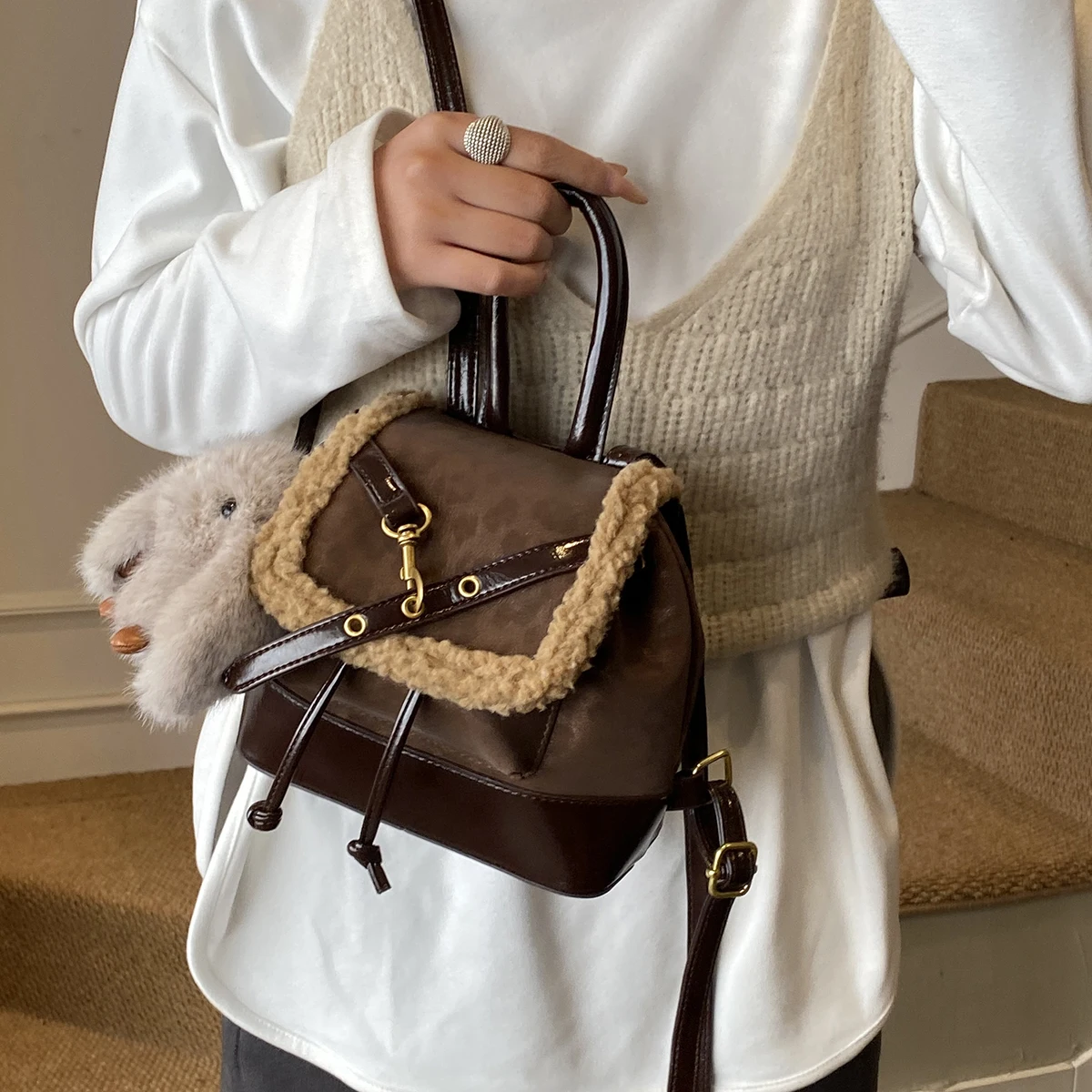 High-End Retro Backpack for Women 2025 New Autumn and Winter Mini Backpack for Going Out, Traveling, School Bag for College Students, Shopping, Visiting Parks, Traveling