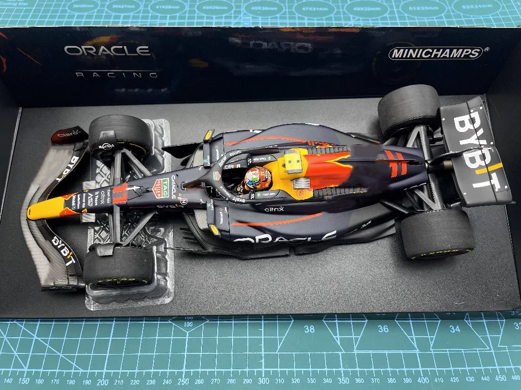 

MINICHAMPS 1:18 F1 RB18 Perez 1st Place in Singapore 2022 Simulation Limited Edition Resin Metal Static Car Model Toy Gift