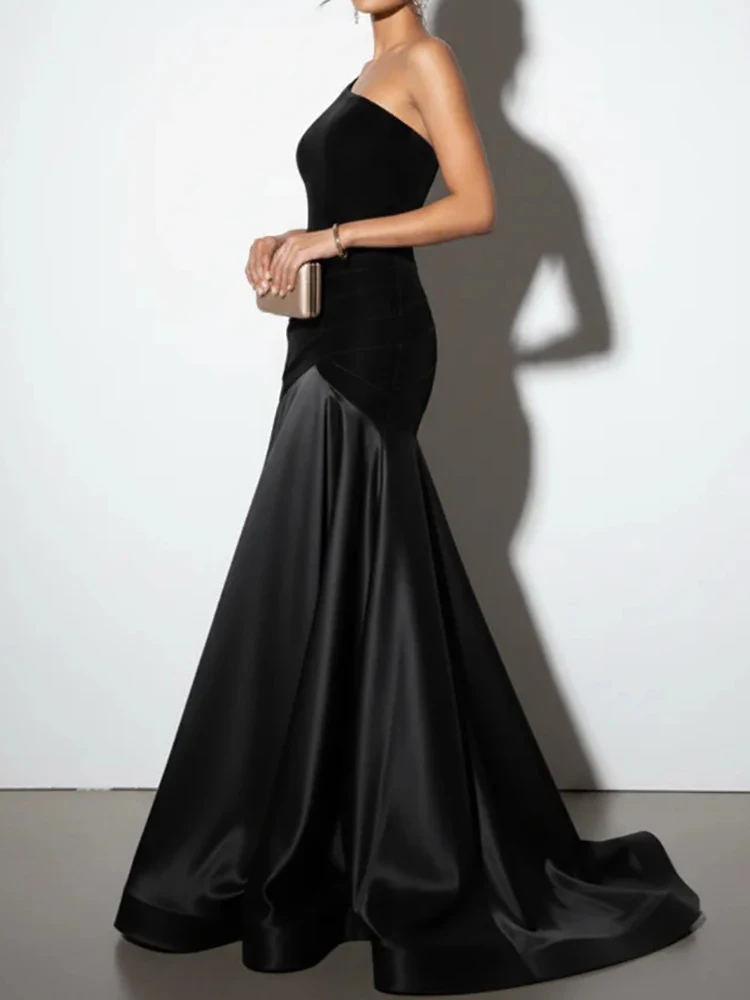 فستان بنفسجي طويل بتصميم كتف واحد وانسدال لامع