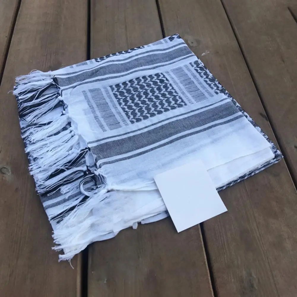 Рисунок 2 - Широкий квадратный шарф с винтажным принтом